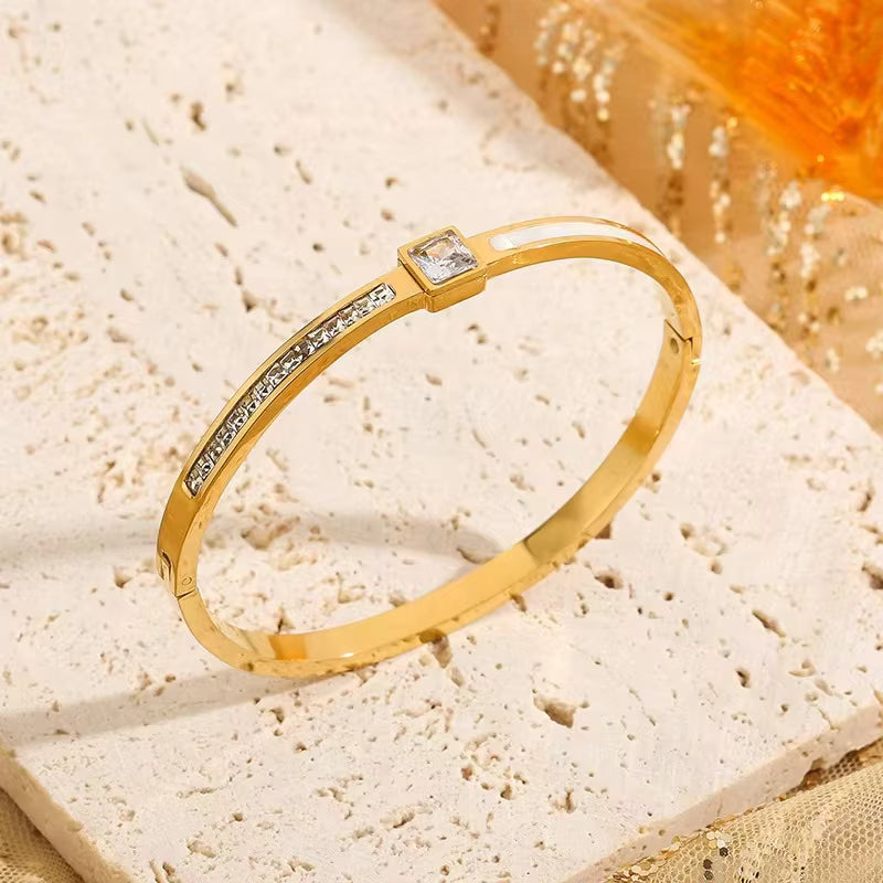 "Edelstahl-Armreif mit Quadratischem Buchstaben“