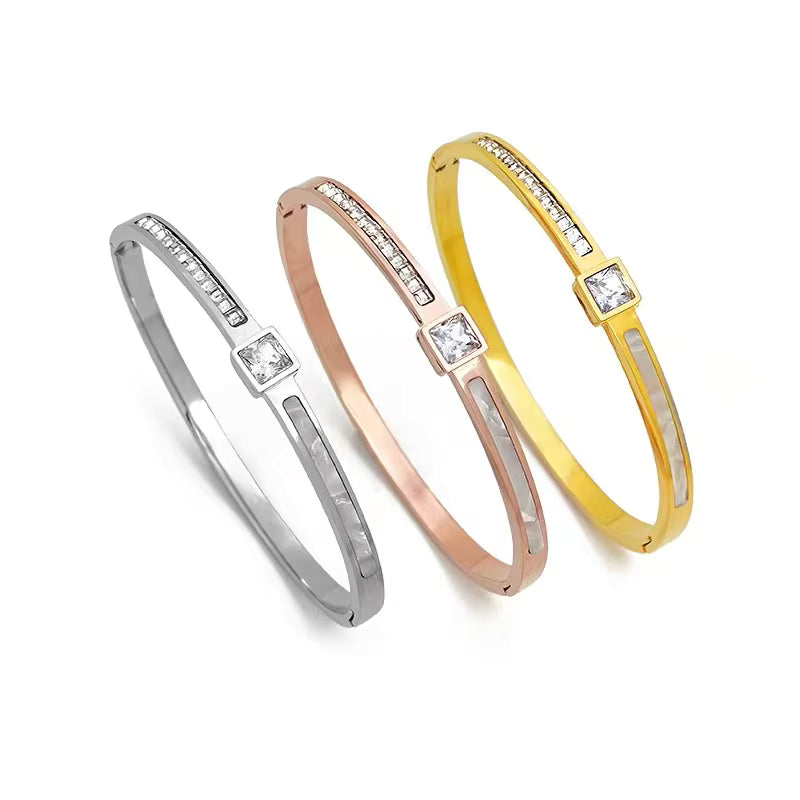 "Edelstahl-Armreif mit Quadratischem Buchstaben“