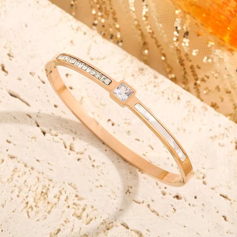 "Edelstahl-Armreif mit Quadratischem Buchstaben“