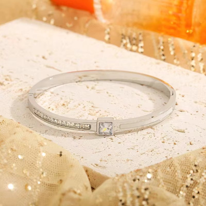 "Edelstahl-Armreif mit Quadratischem Buchstaben“