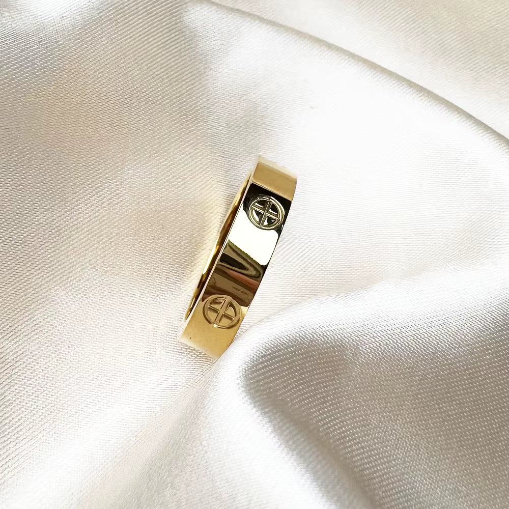 „Edelstahl Kreuzring mit Stein – Klassischer Luxus“