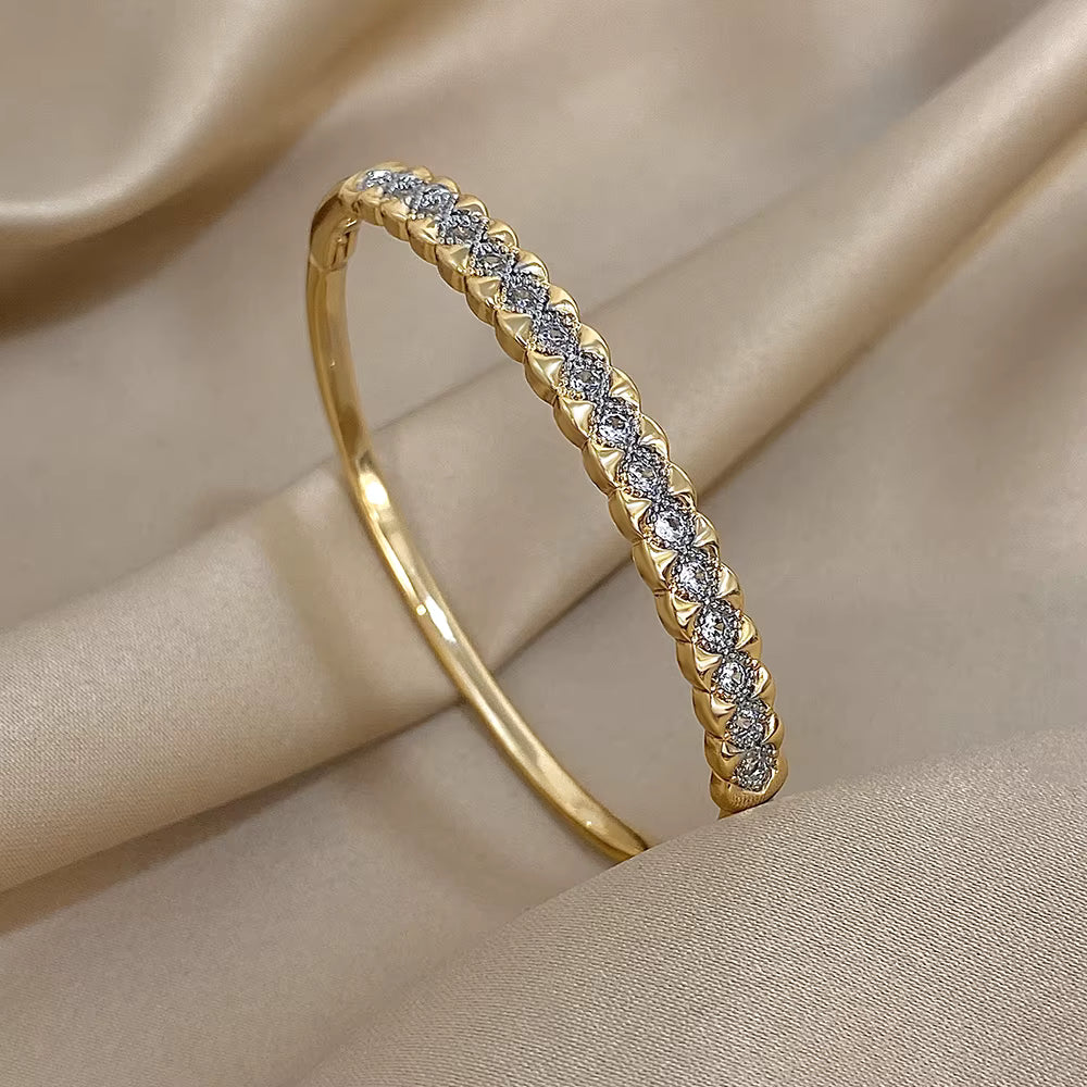 „Freetry Luxus Strass-Armreif in Gold – Dünn & Elegant“