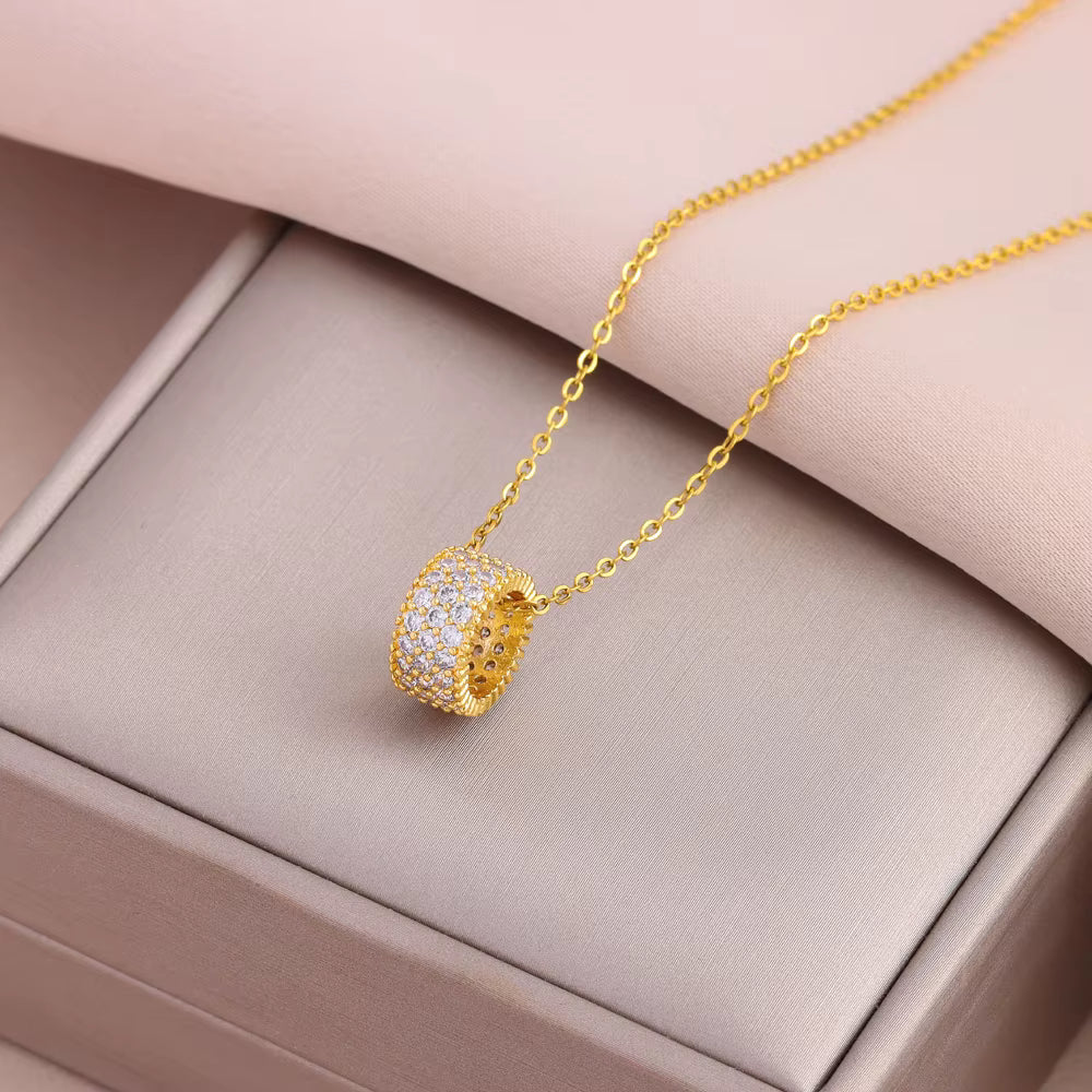 "Crystal Charm Collection" – Schmuck, der jedes Lächeln zum Strahlen bringt."