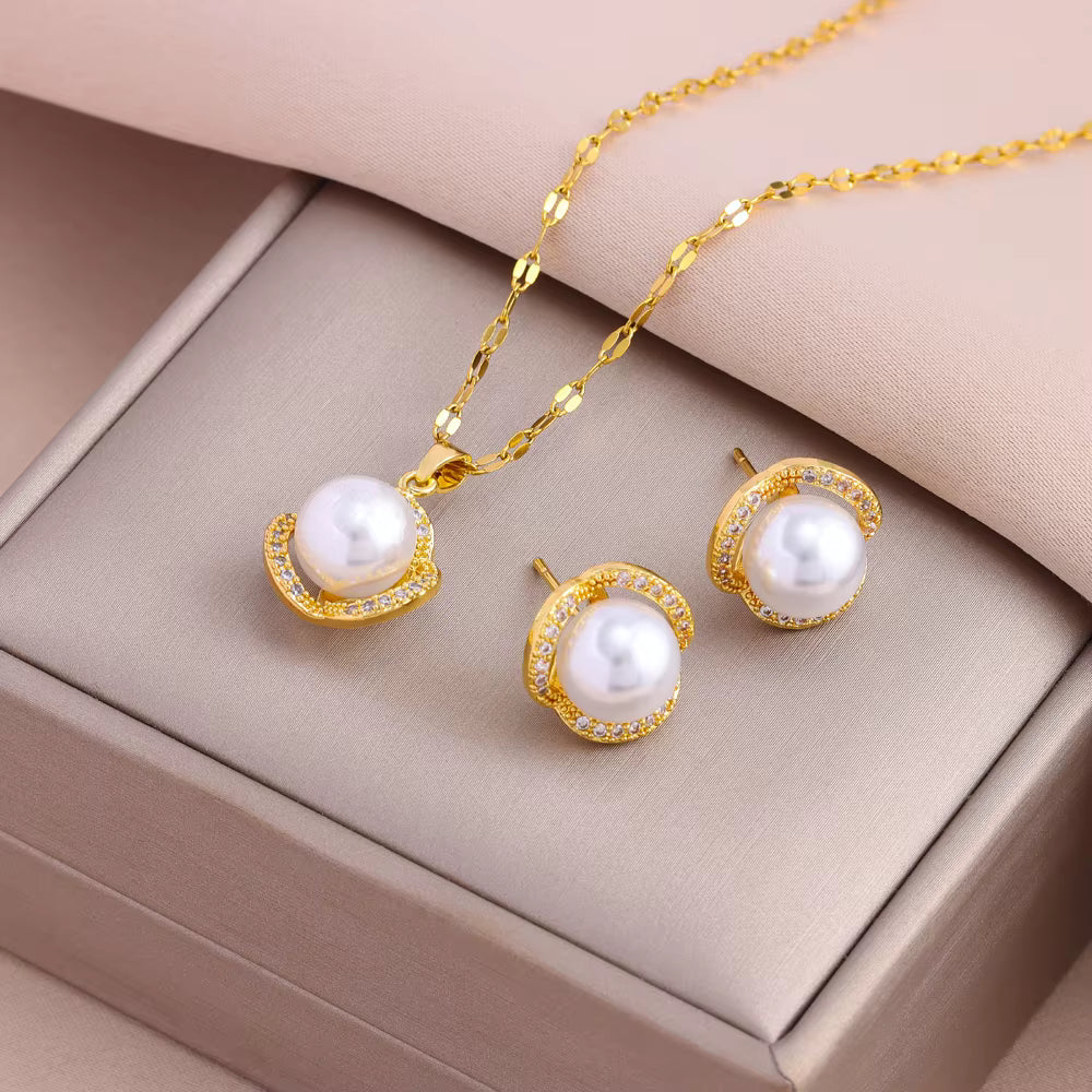 "LunaPearl – Edelstahl Schmuckset mit Halbmond & Perlen"