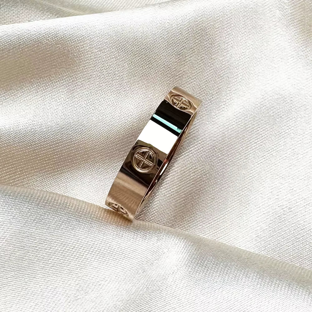 „Edelstahl Kreuzring mit Stein – Klassischer Luxus“