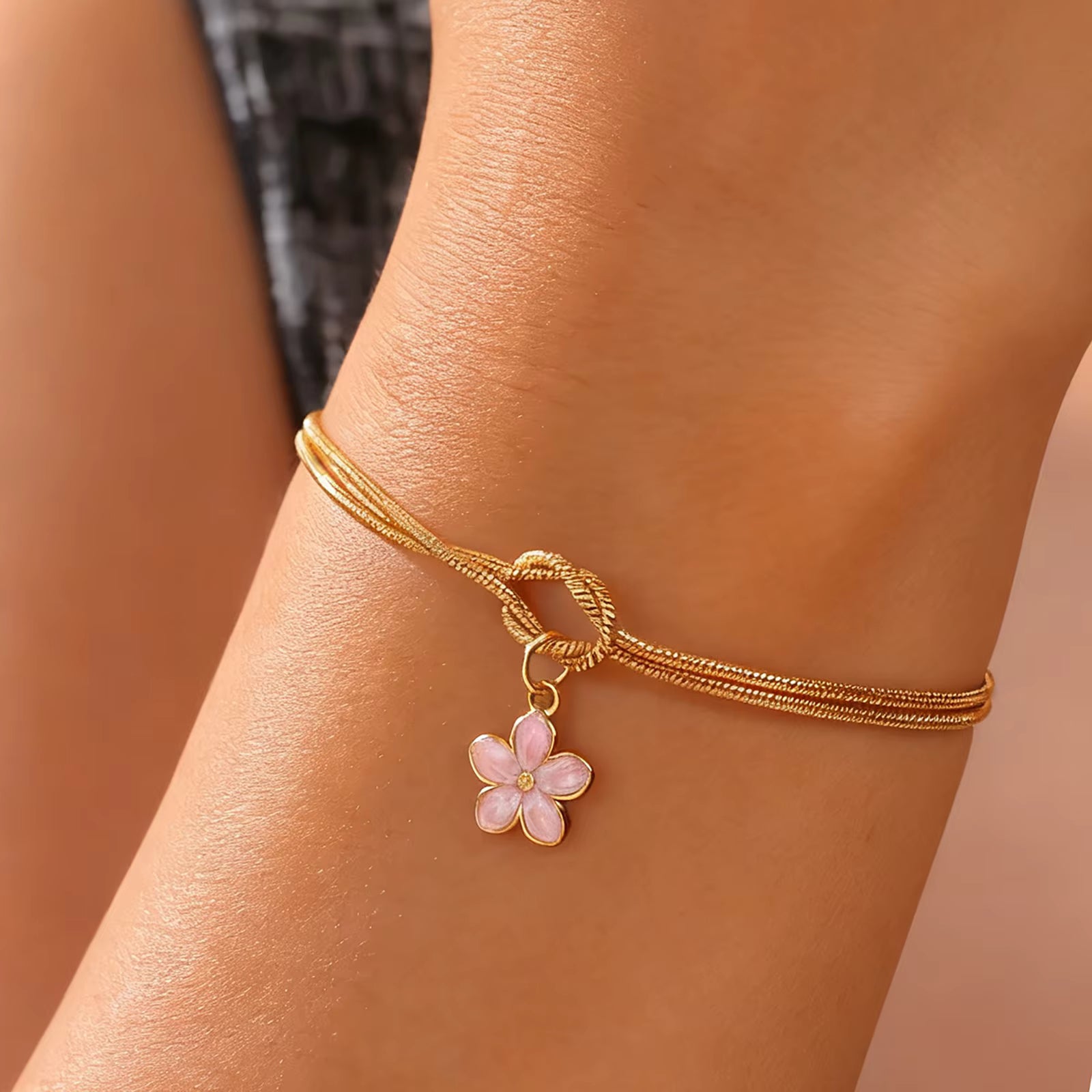 „Emaille Gänseblümchen Charm-Armband"